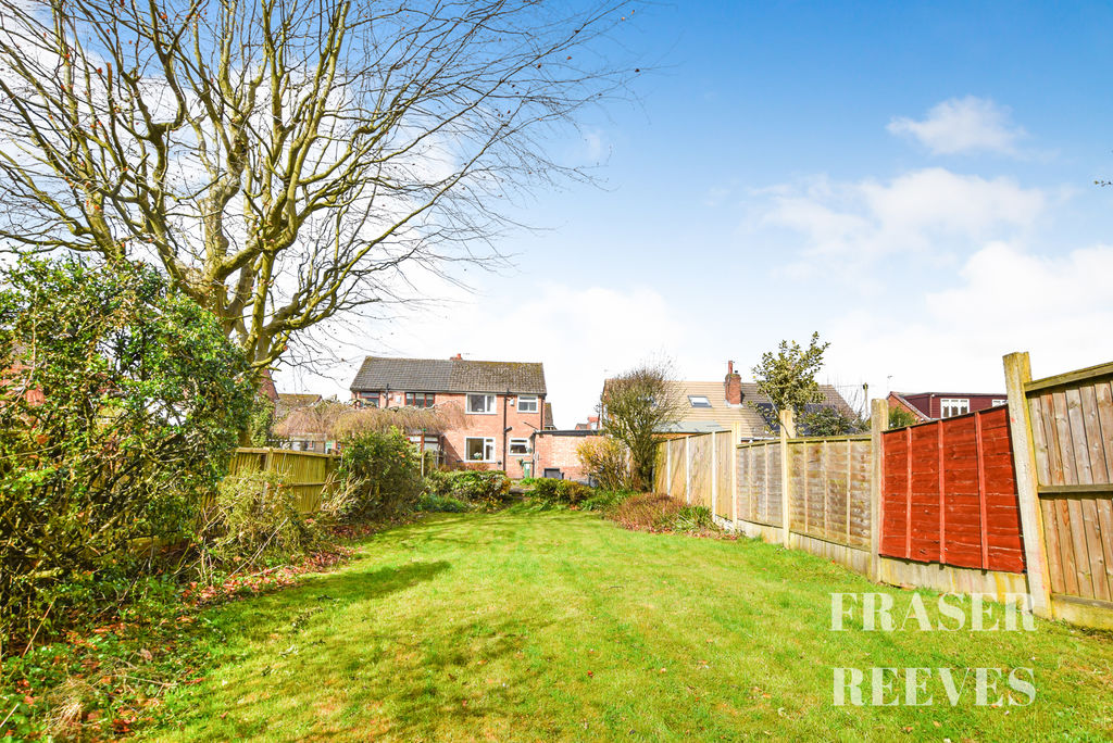 3 bedroom Semi-detached house Under Offer