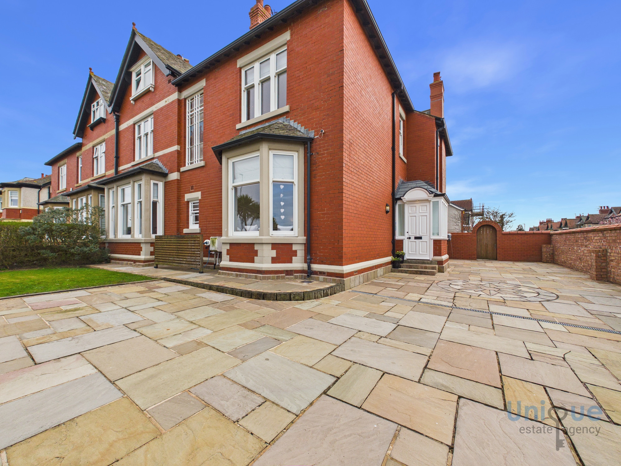 6 bedroom Semi-detached house Under Offer