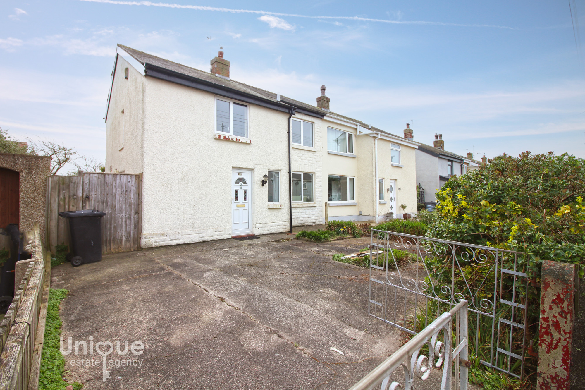 2 bedroom Semi-detached house Under Offer