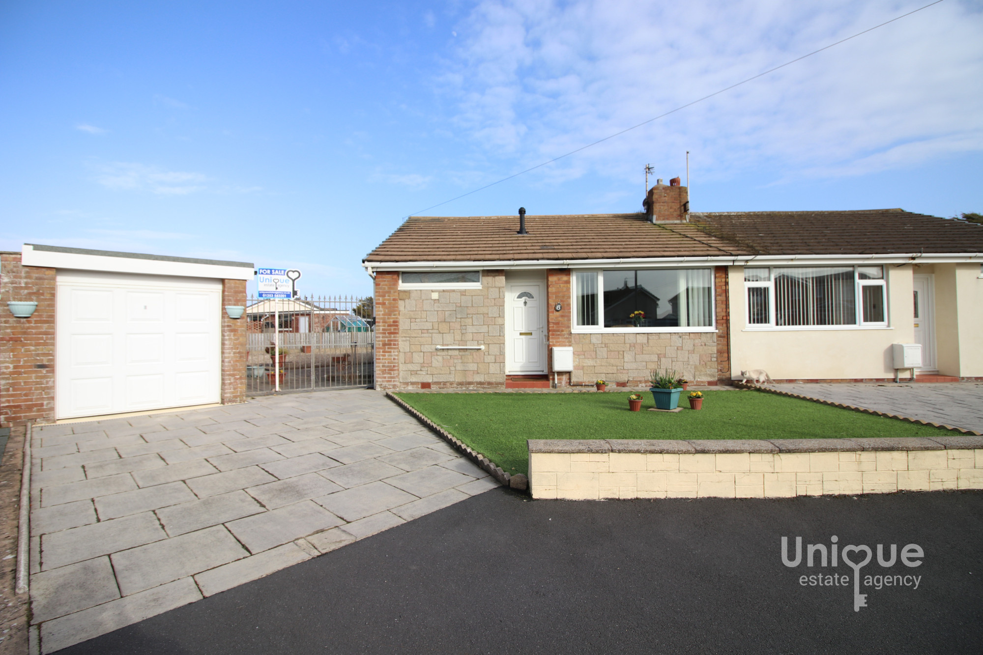 2 bedroom Link detached house For Sale