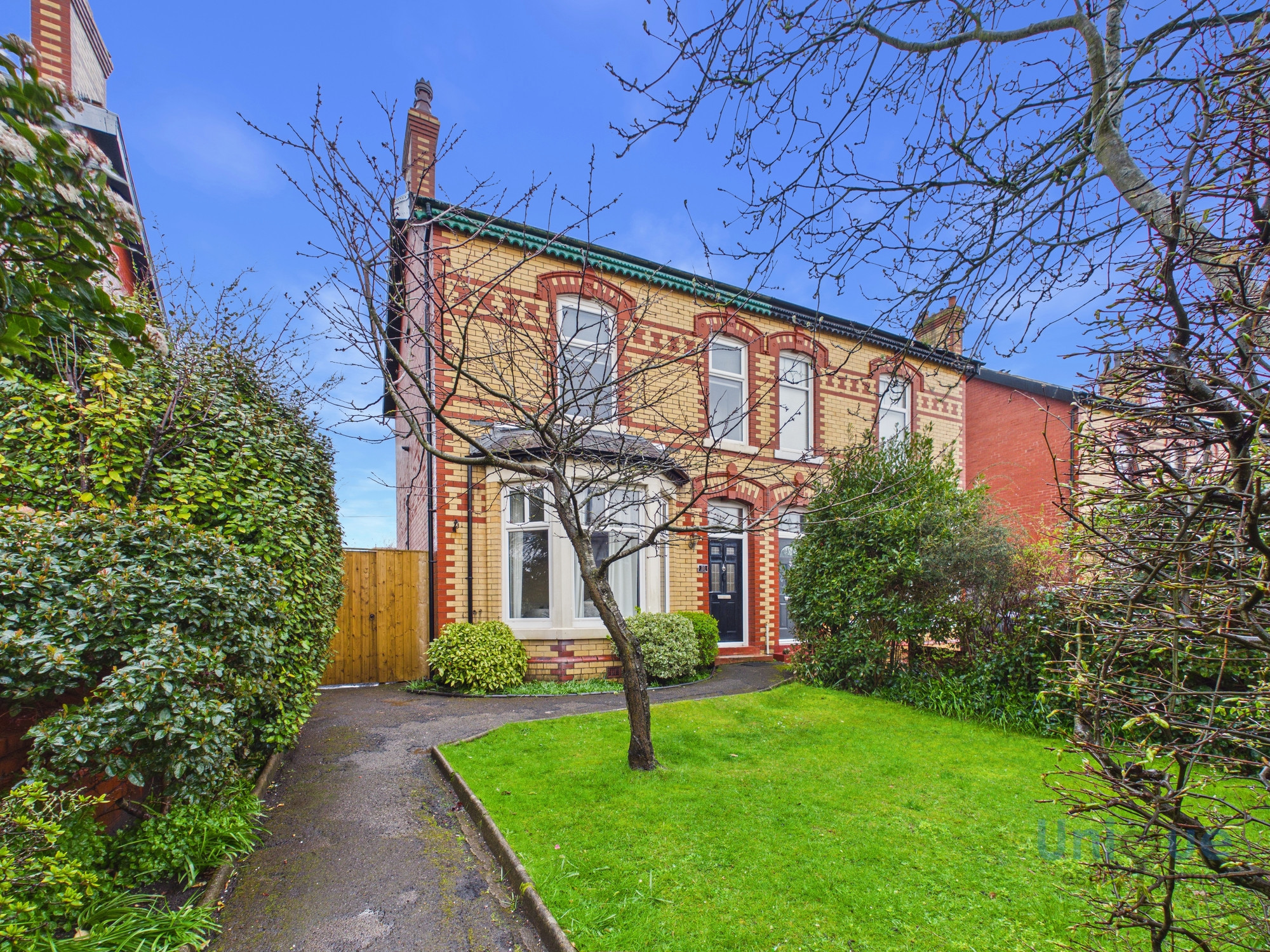 4 bedroom Semi-detached house For Sale