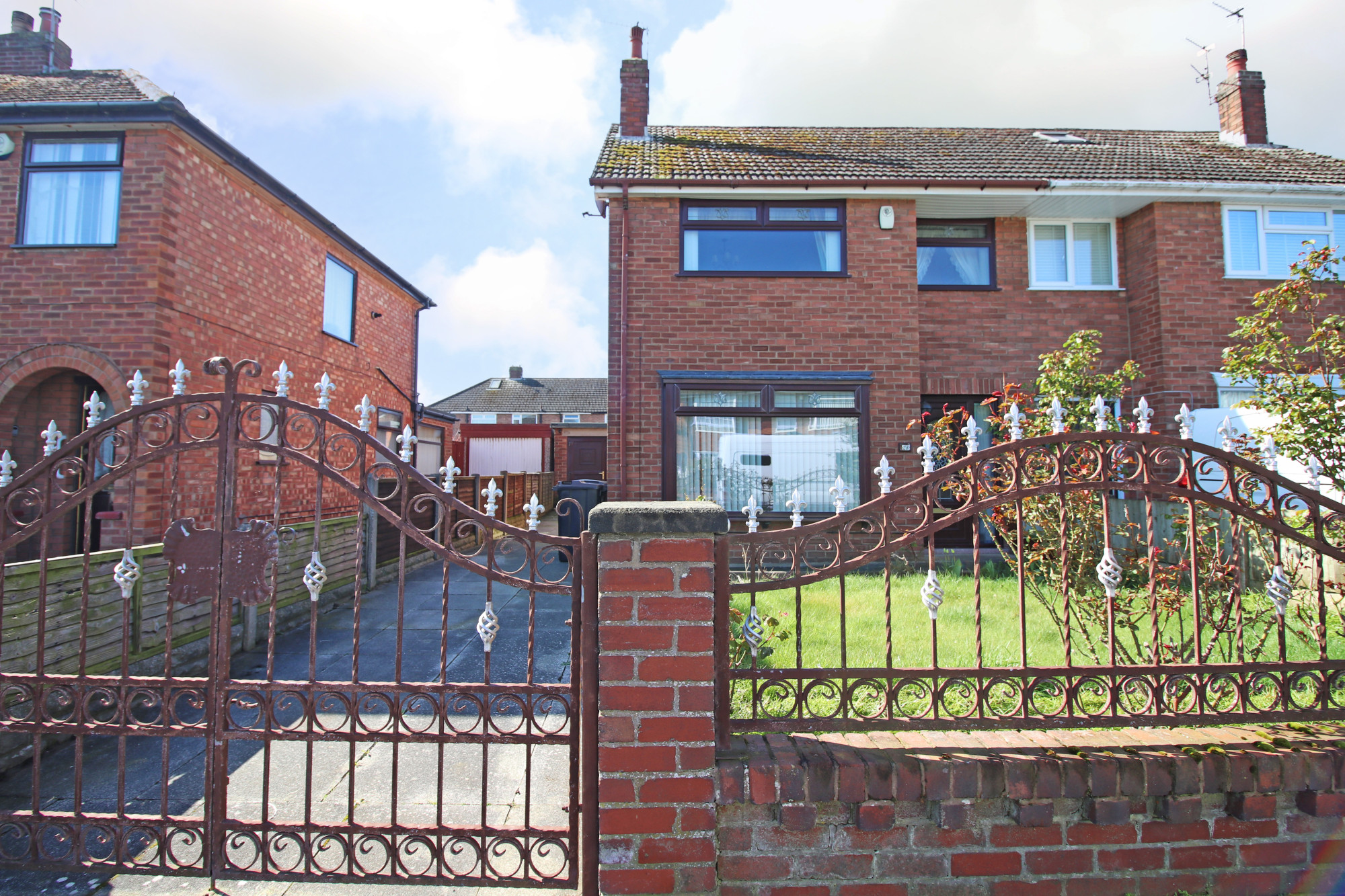 3 bedroom Semi-detached house Under Offer