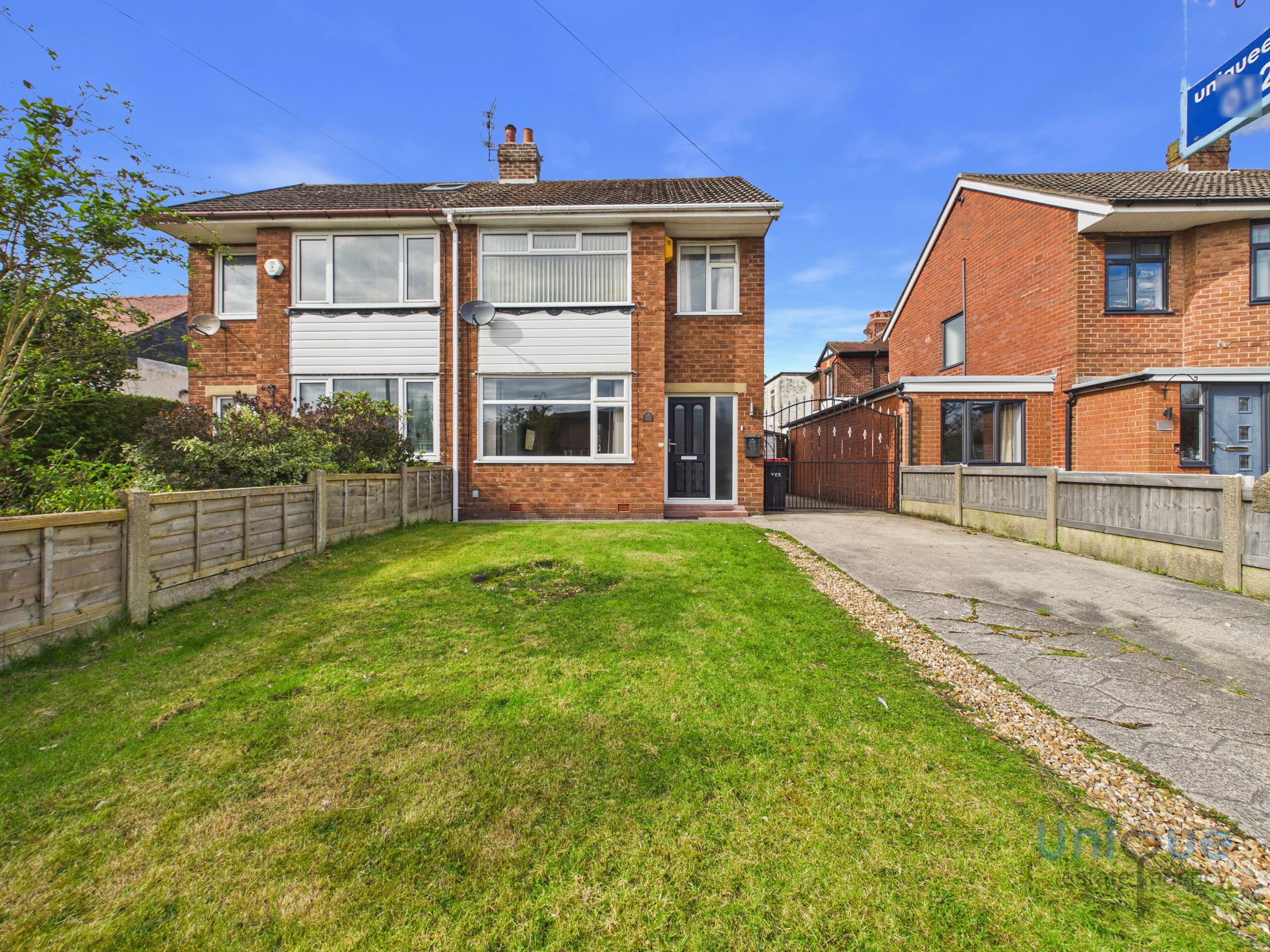 3 bedroom Semi-detached house Under Offer
