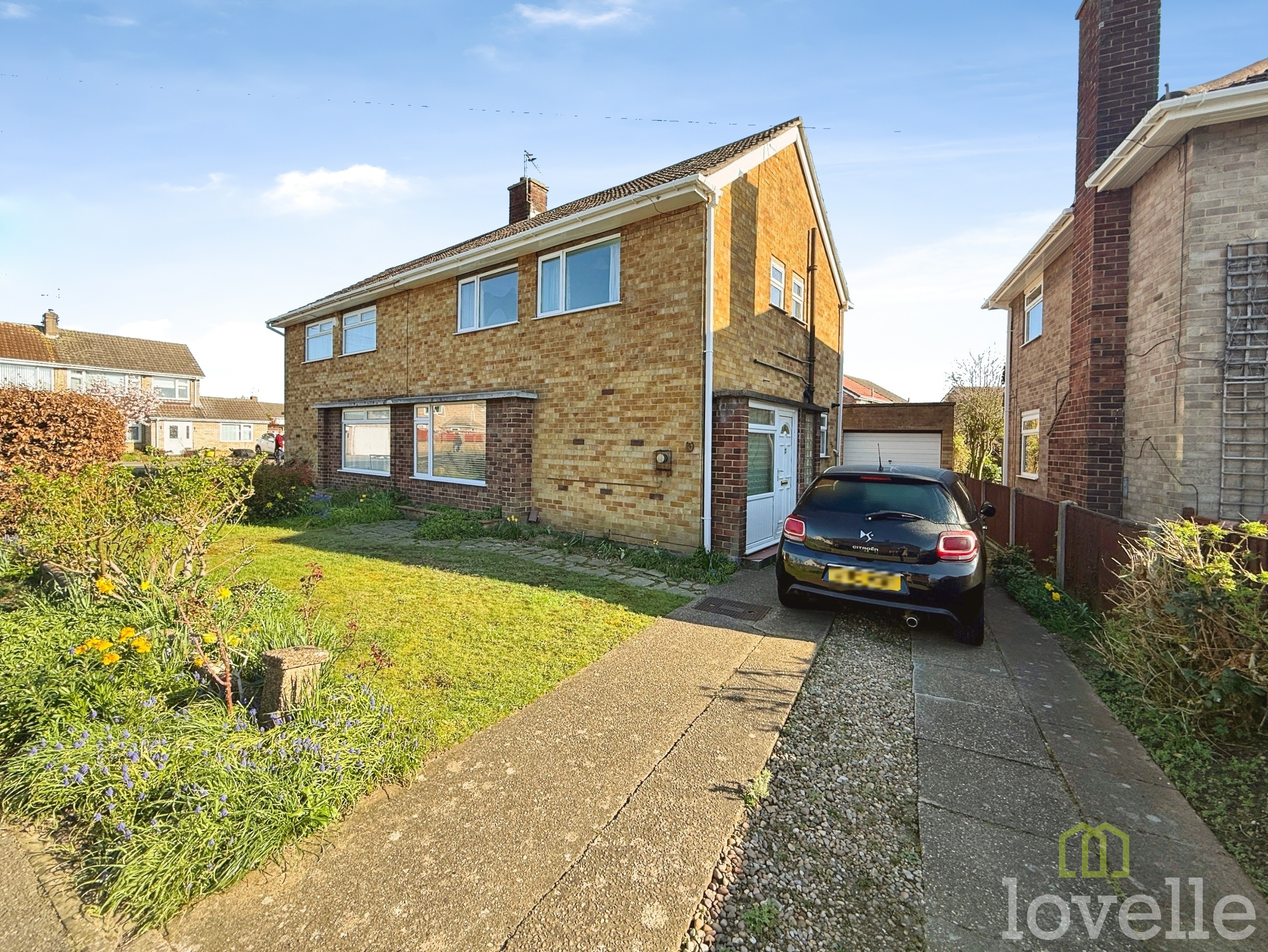 4 bedroom Semi-detached house Under Offer