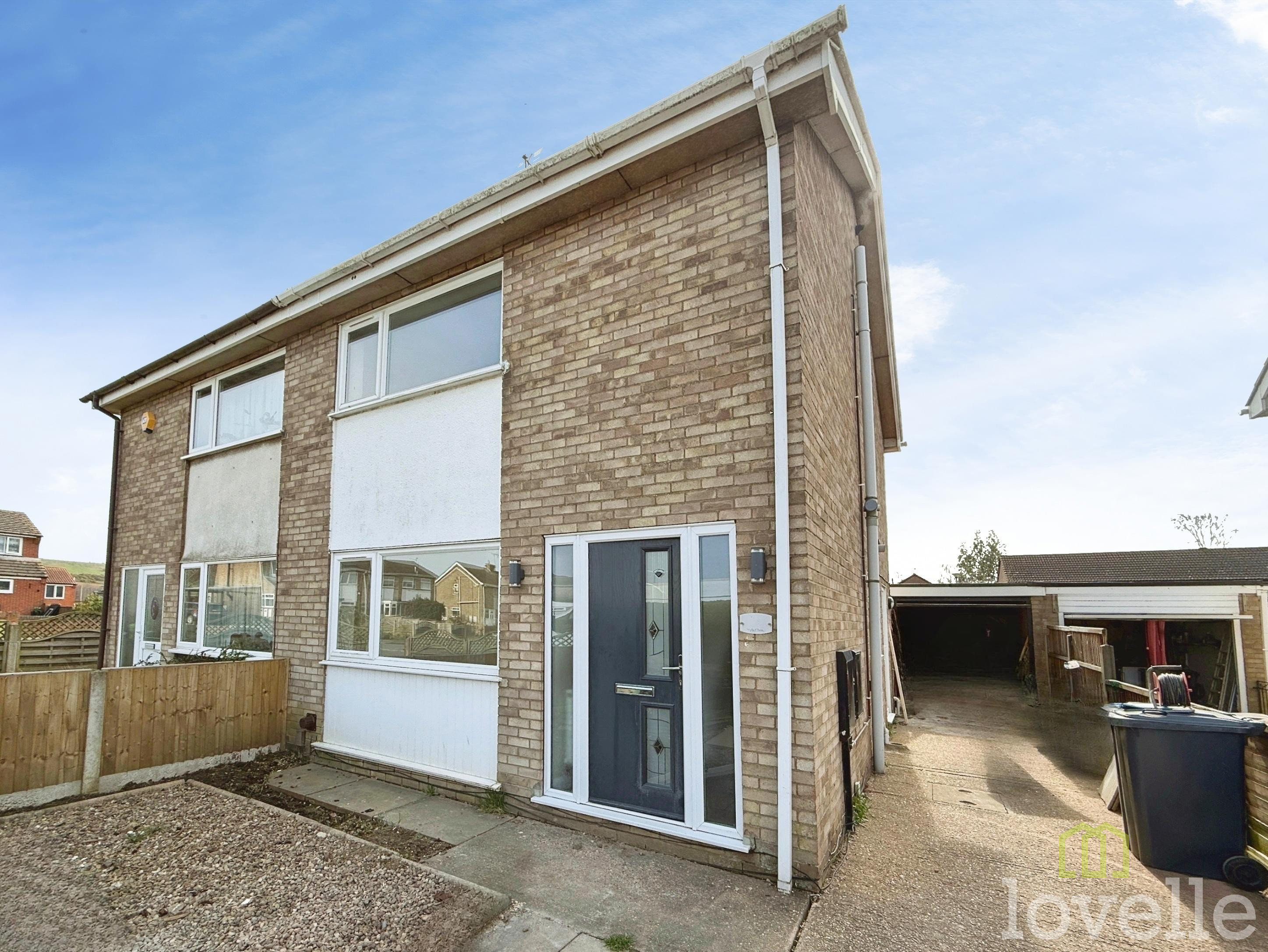 3 bedroom Semi-detached house To Let