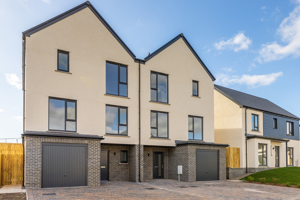 4 bedroom Semi-detached house For Sale