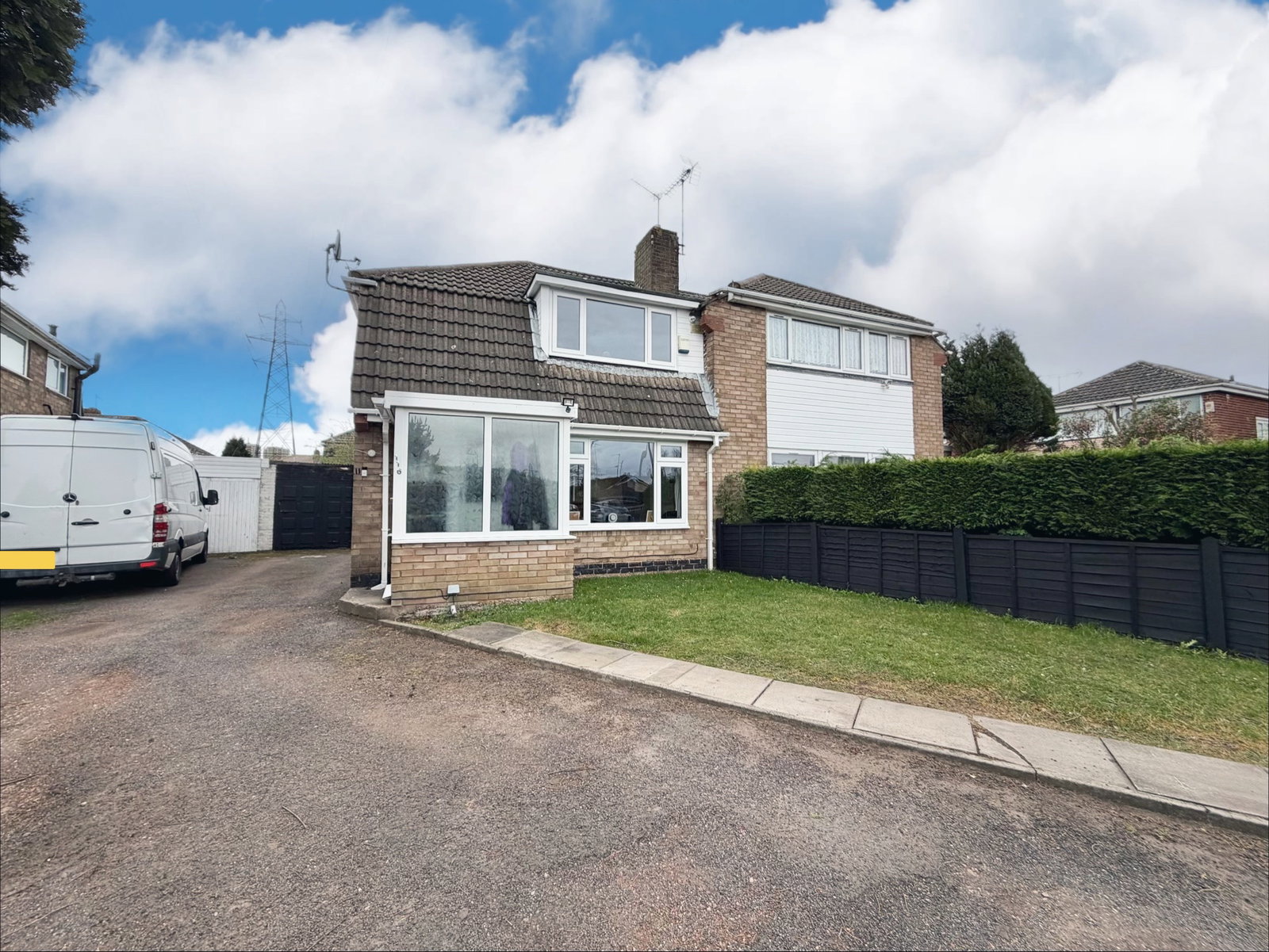 3 bedroom Semi-detached house Under Offer