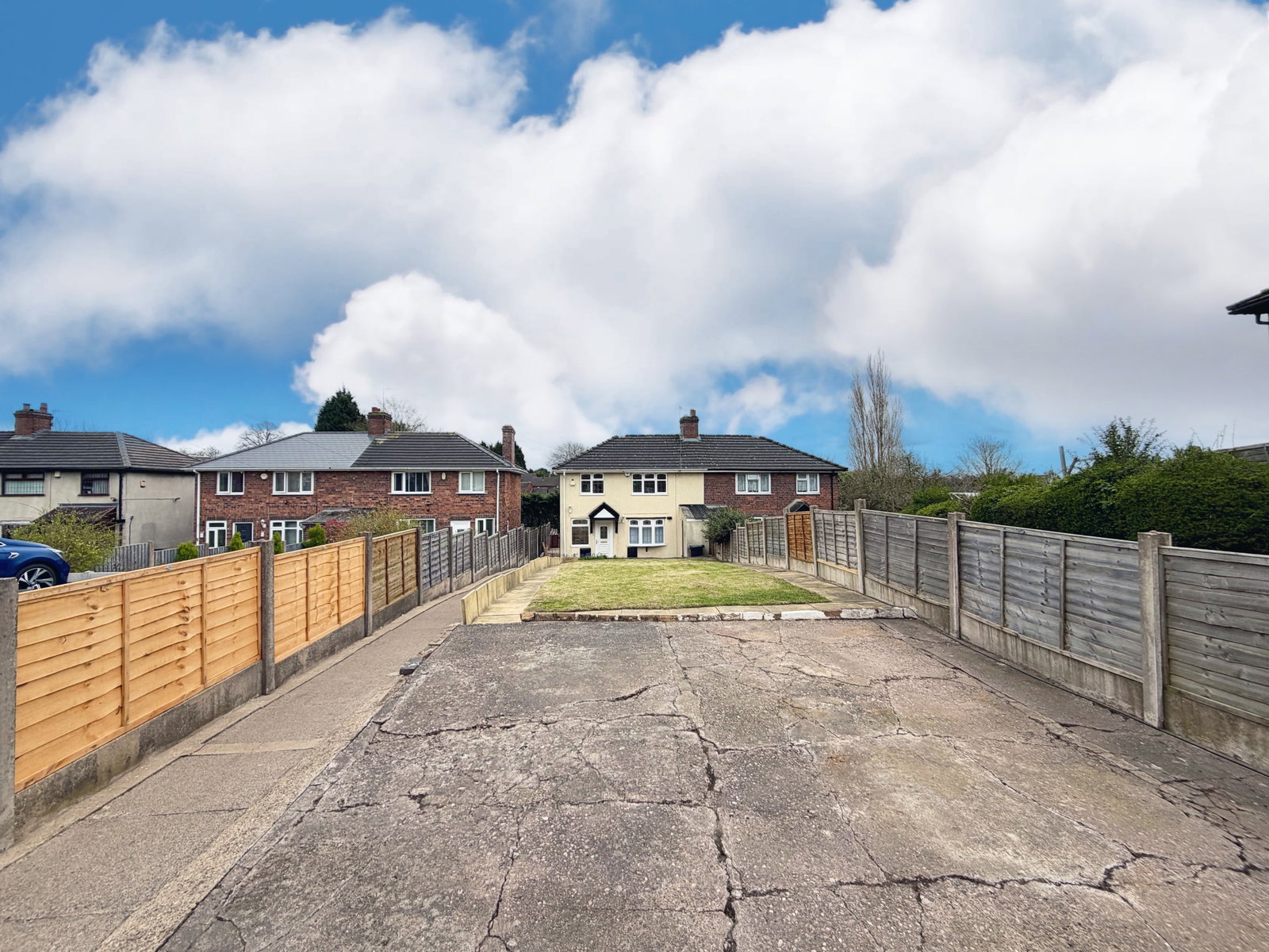 3 bedroom Semi-detached house Under Offer
