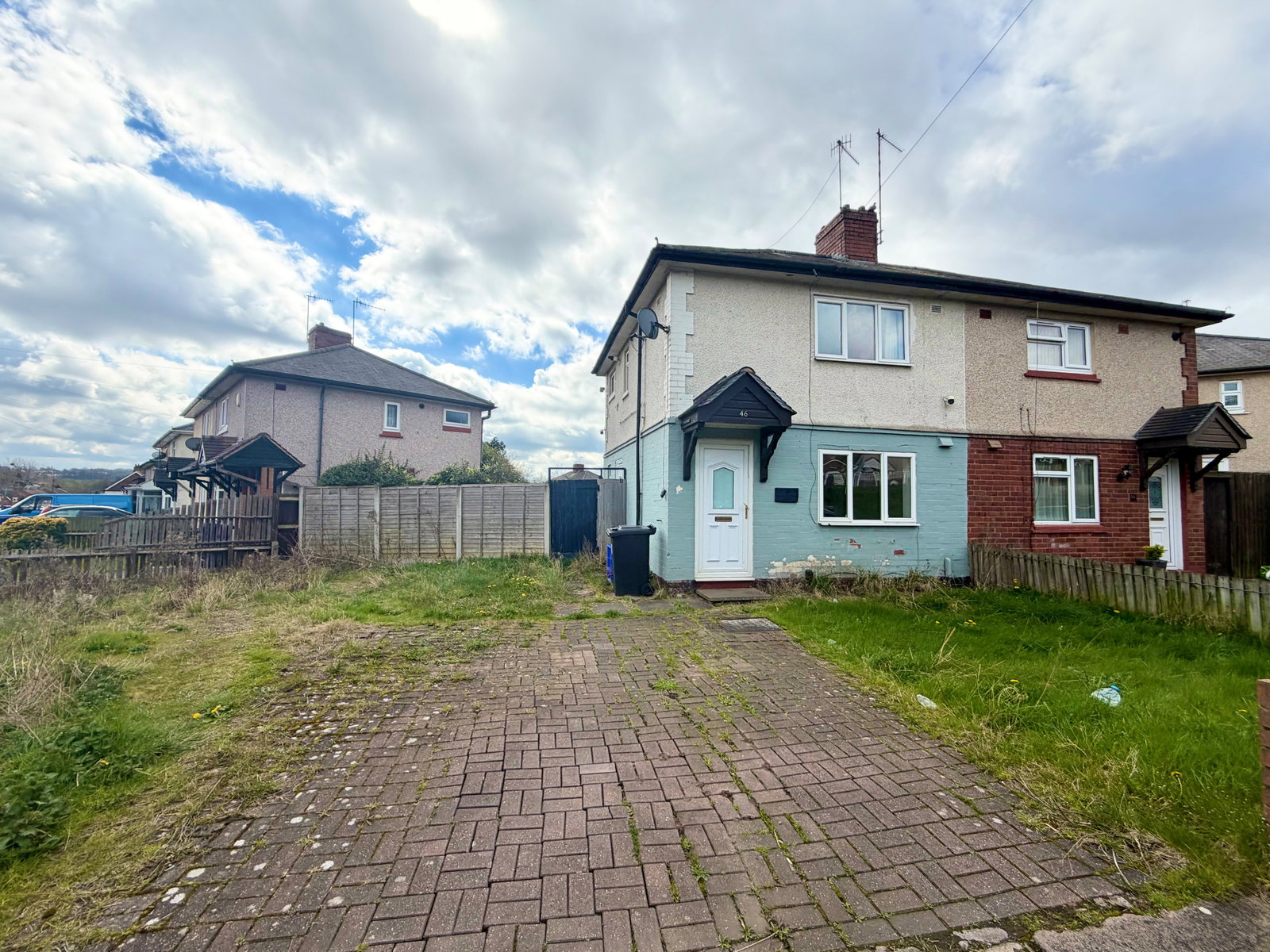 2 bedroom Semi-detached house Under Offer