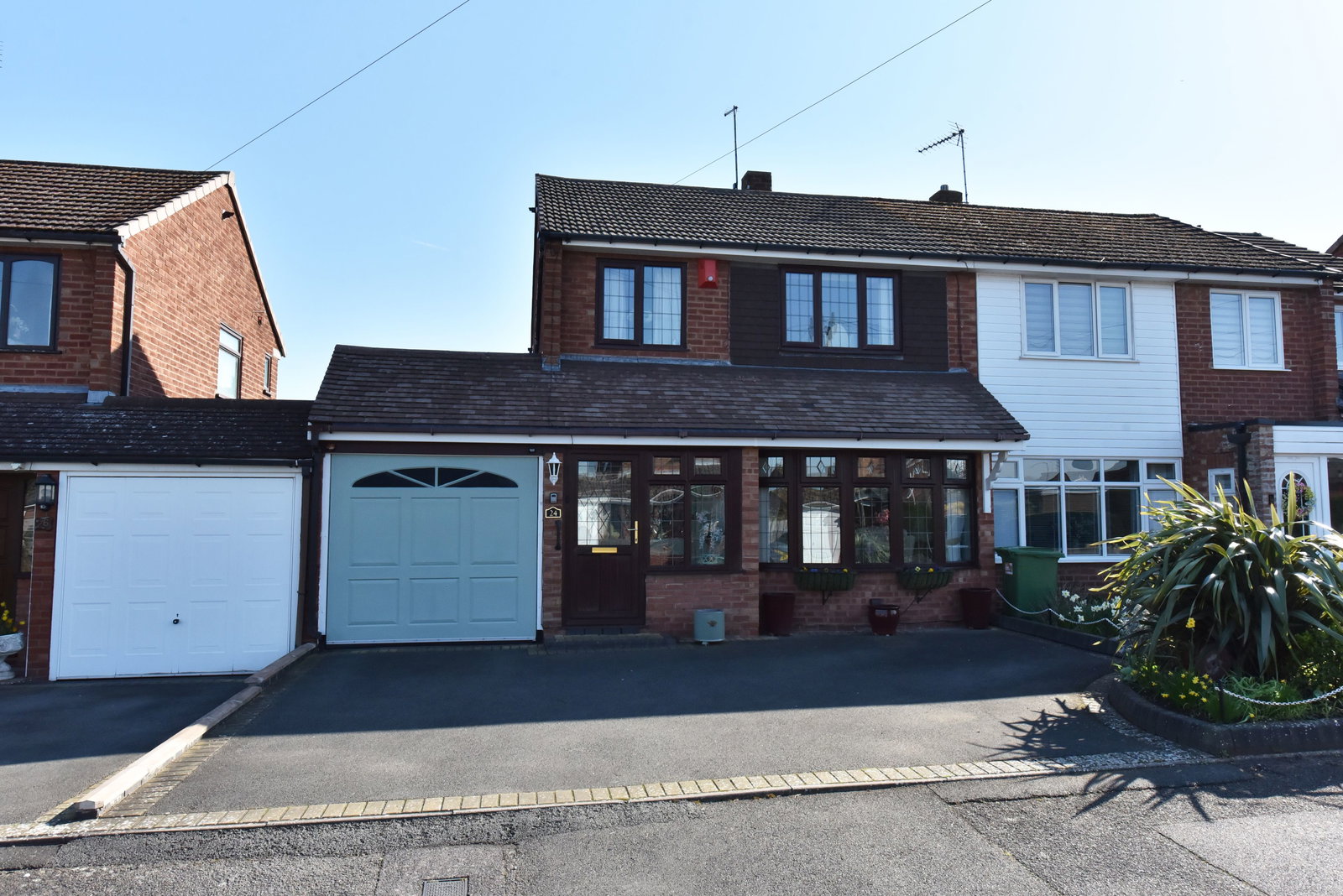 3 bedroom Semi-detached house Under Offer