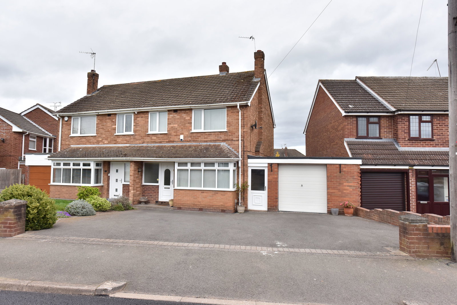 3 bedroom Semi-detached house Under Offer