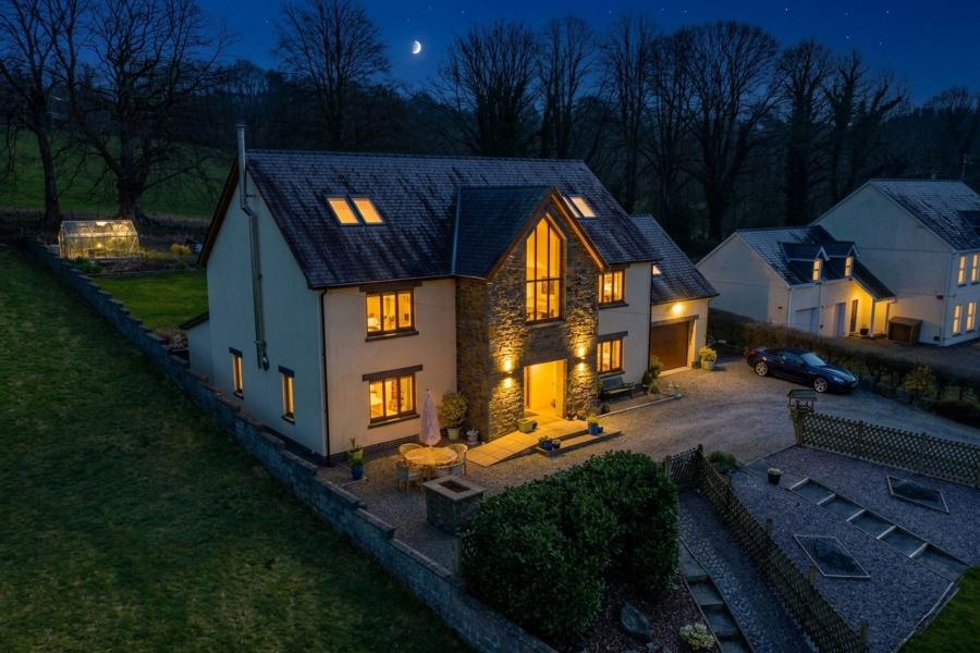 6 bedroom Detached house For Sale