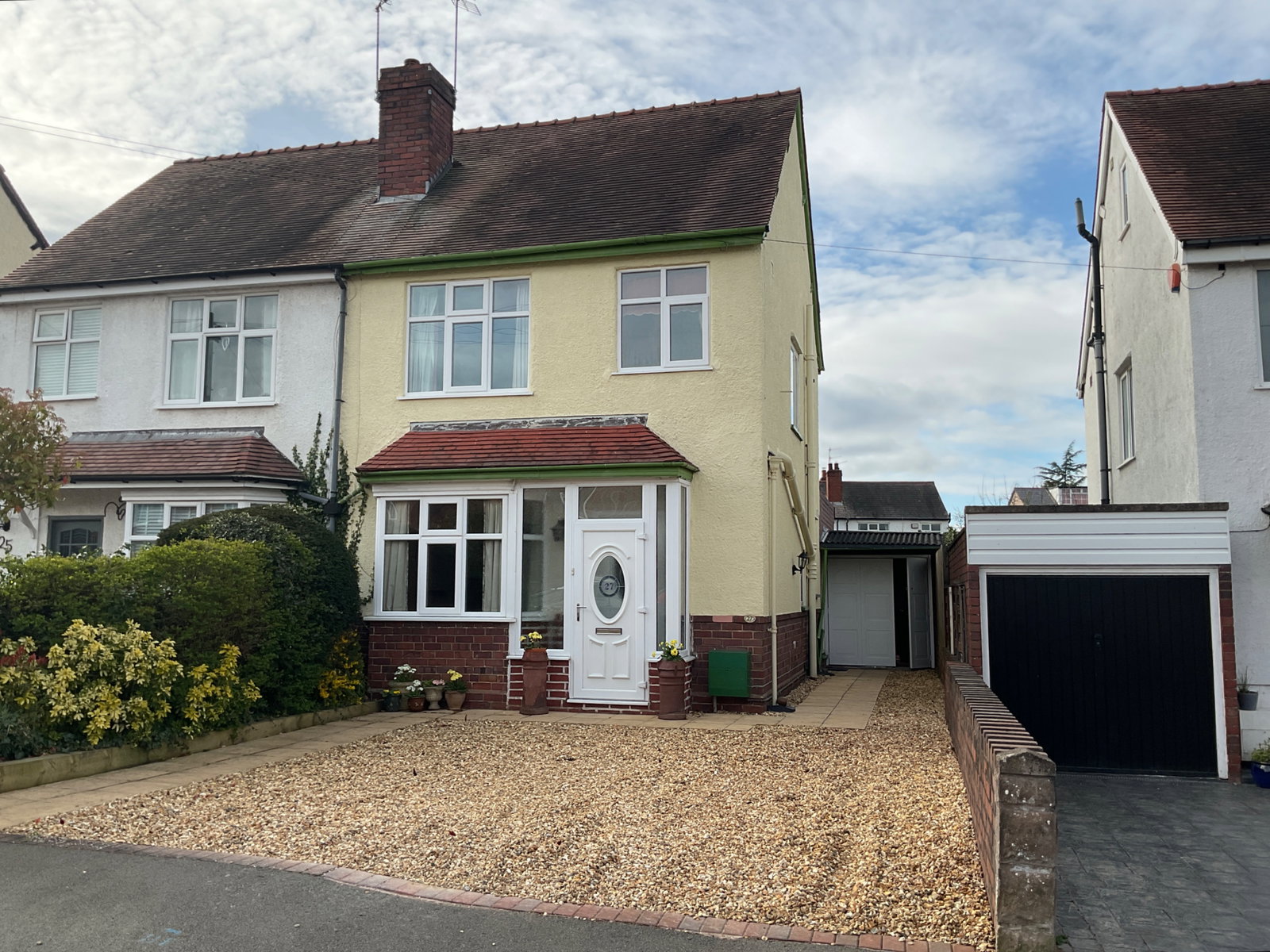 3 bedroom Semi-detached house Under Offer