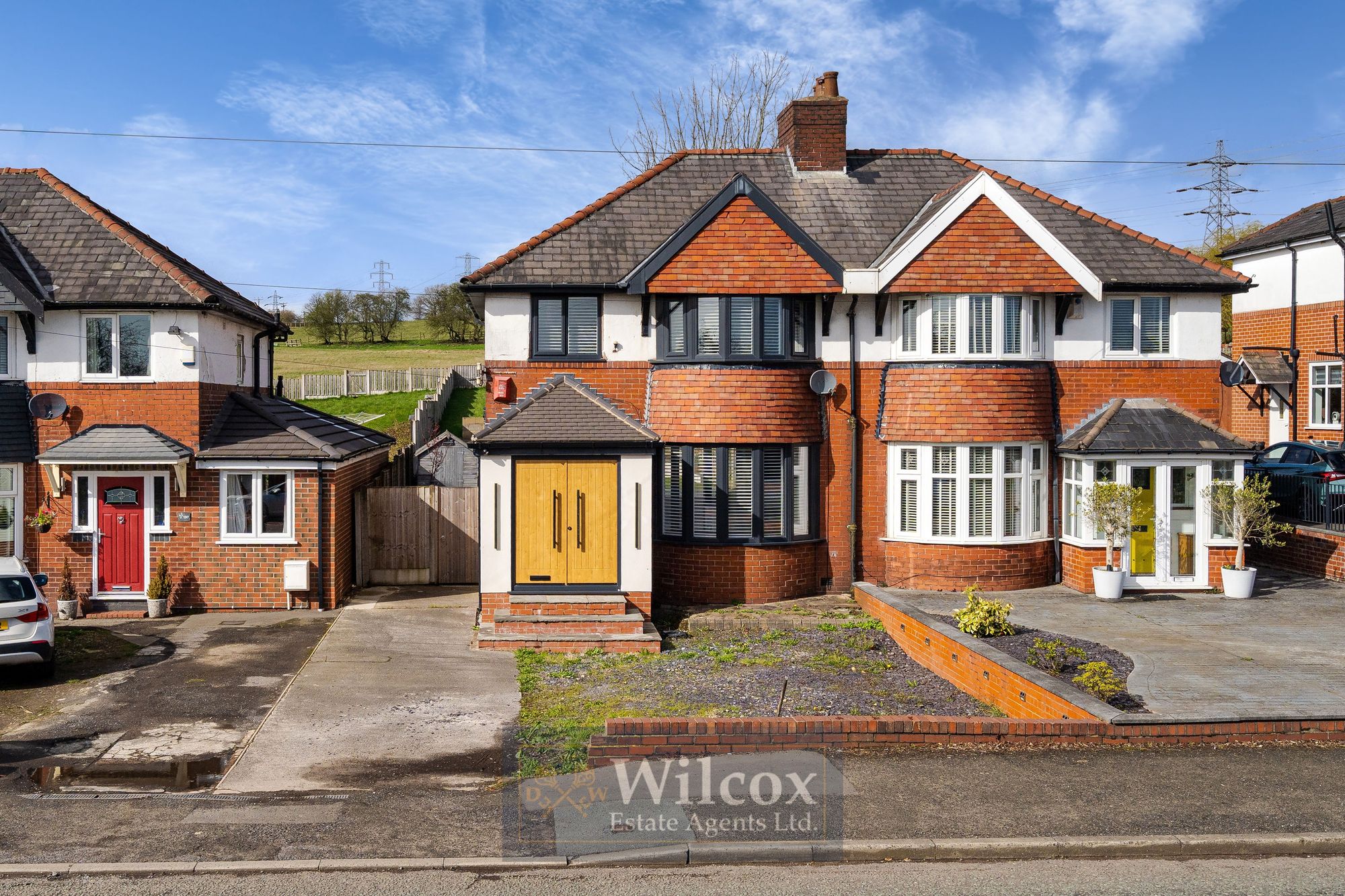 3 bedroom Semi-detached house Under Offer