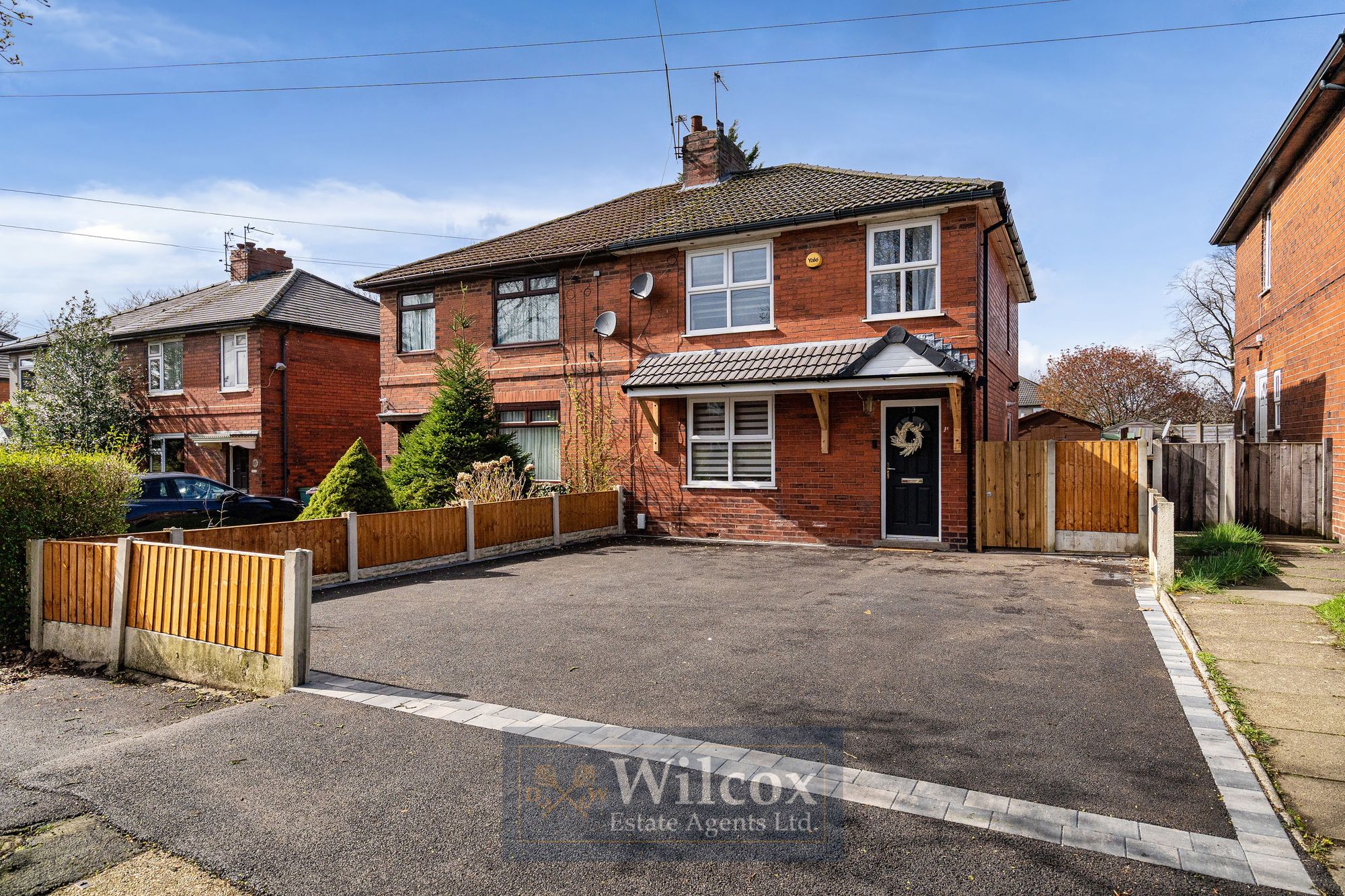3 bedroom Semi-detached house Under Offer
