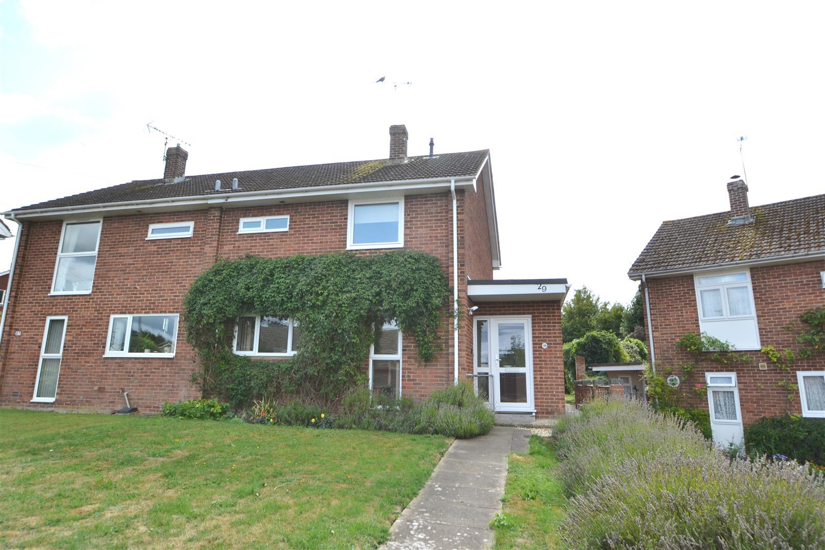 3 bedroom Semi-detached house Under Offer
