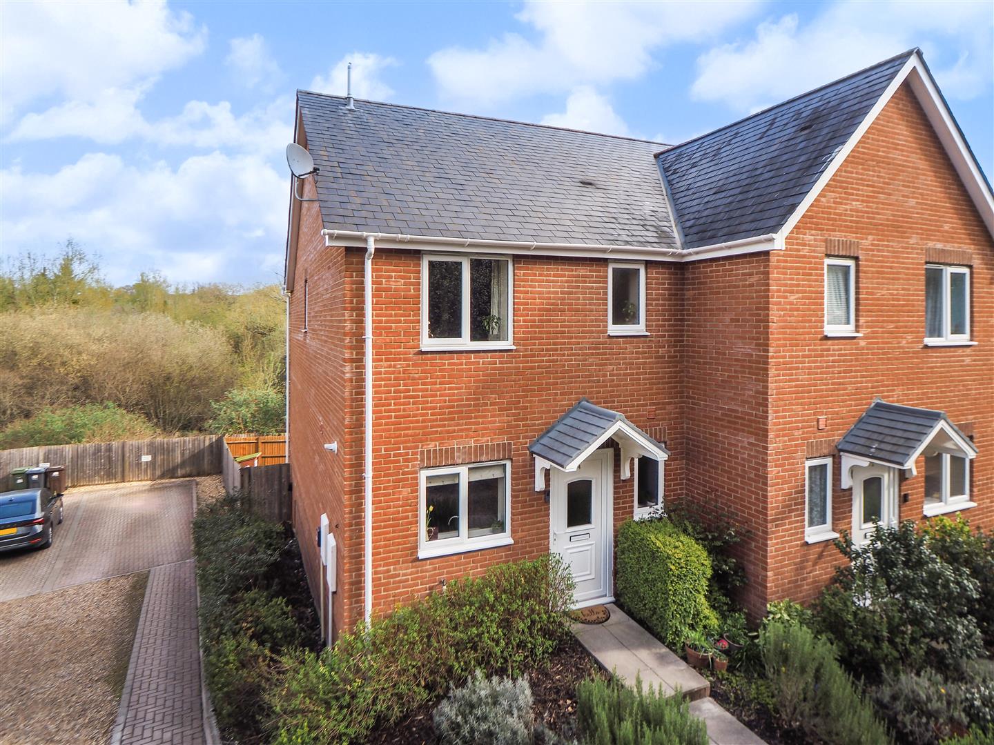 3 bedroom Semi-detached house Under Offer