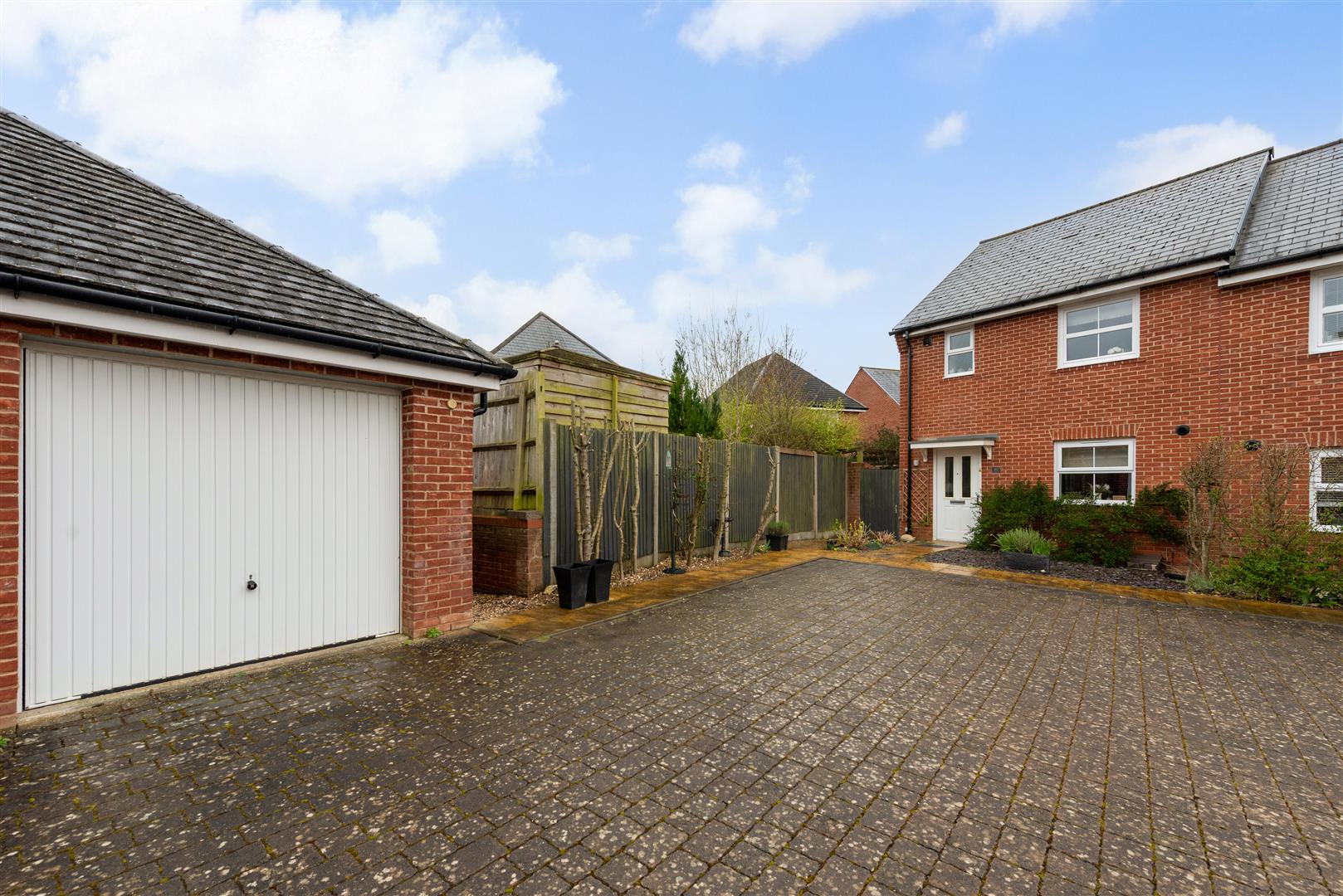 3 bedroom Semi-detached house Under Offer