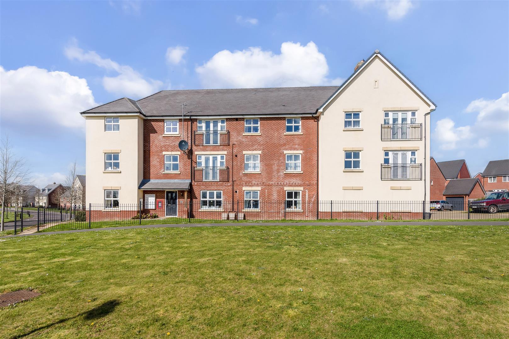 2 bedroom Flat Under Offer