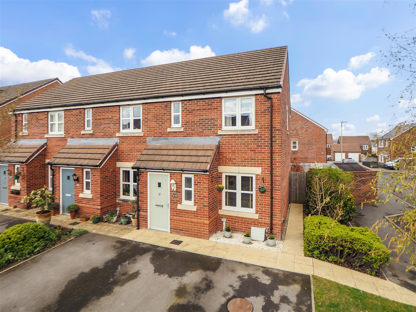 2 bedroom Semi-detached house Under Offer