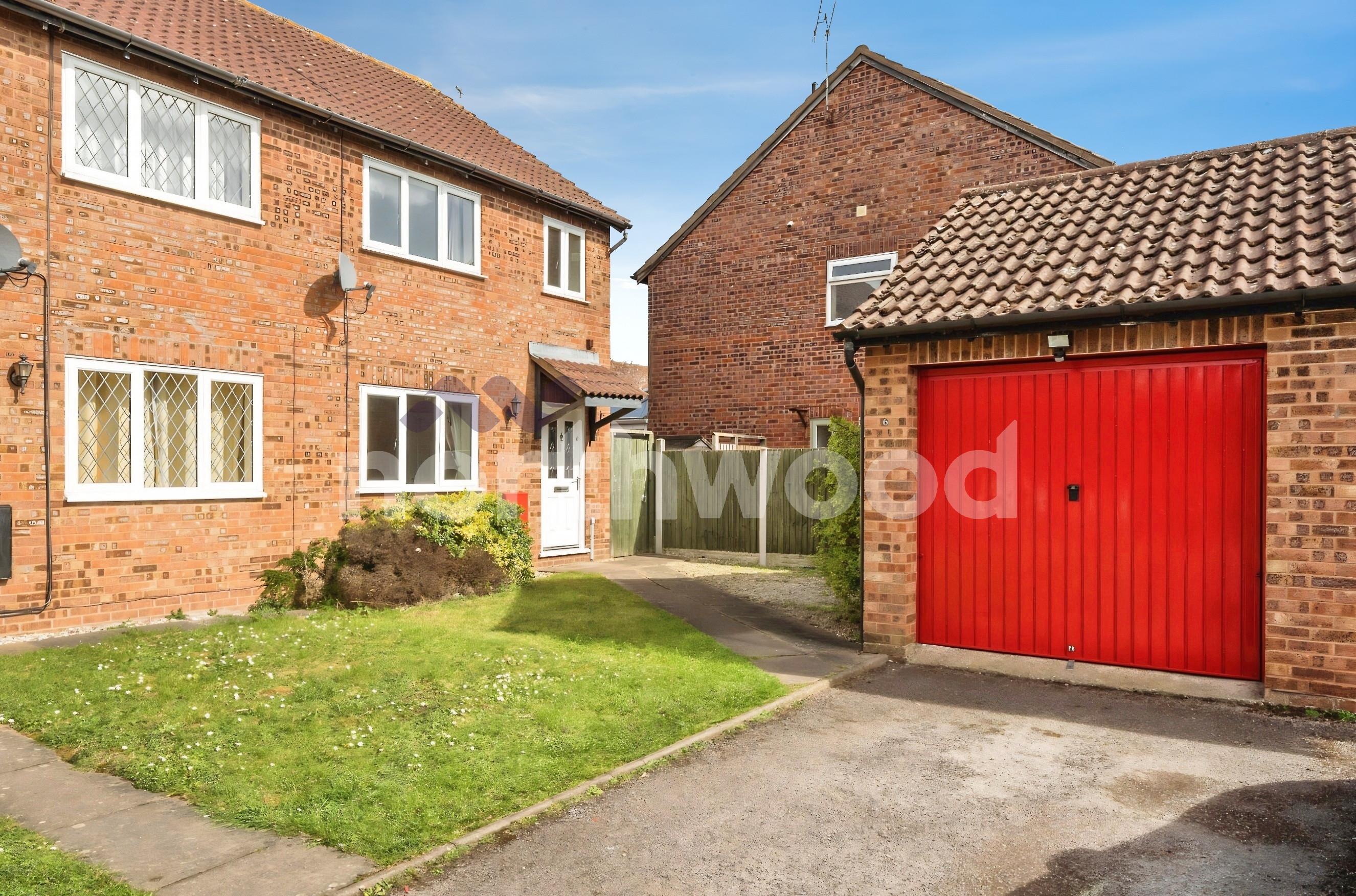 3 bedroom Semi-detached house Under Offer