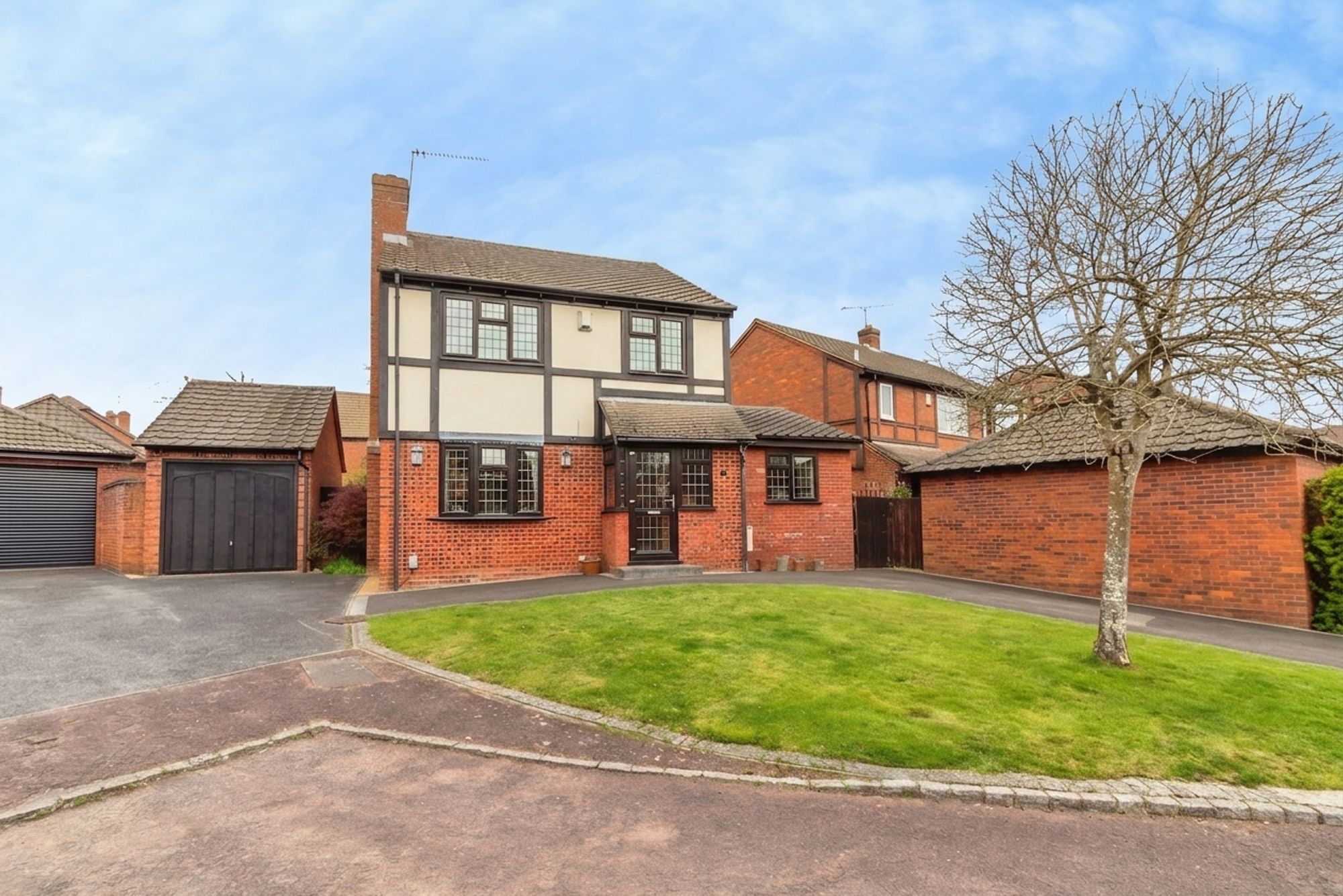 5 bedroom Detached house Under Offer