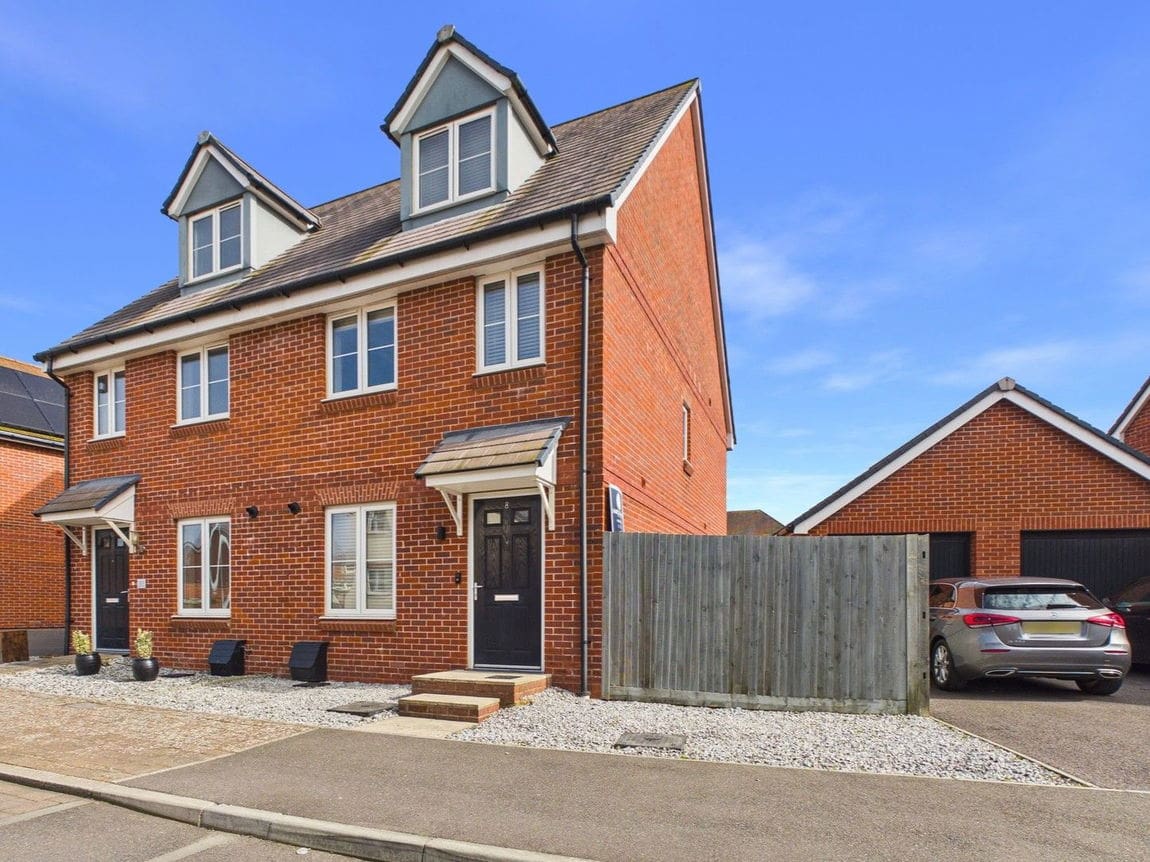 3 bedroom Semi-detached house For Sale