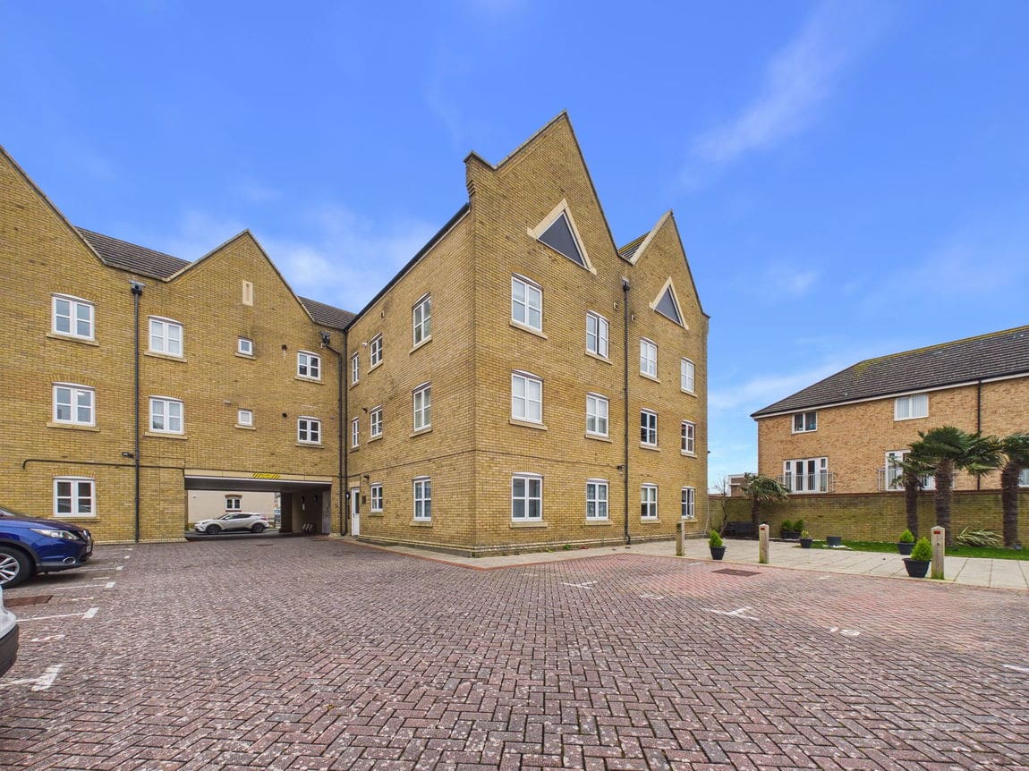 2 bedroom Flat For Sale