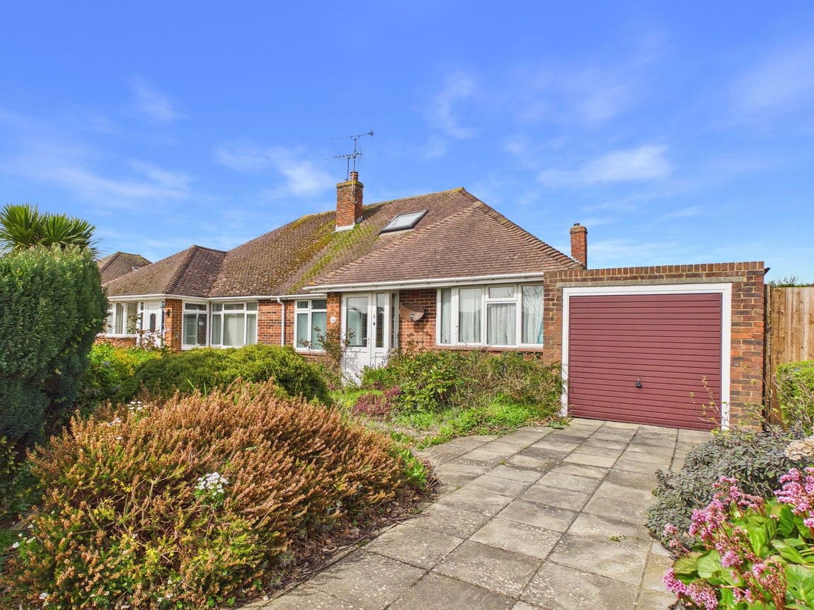 3 bedroom Detached bungalow For Sale