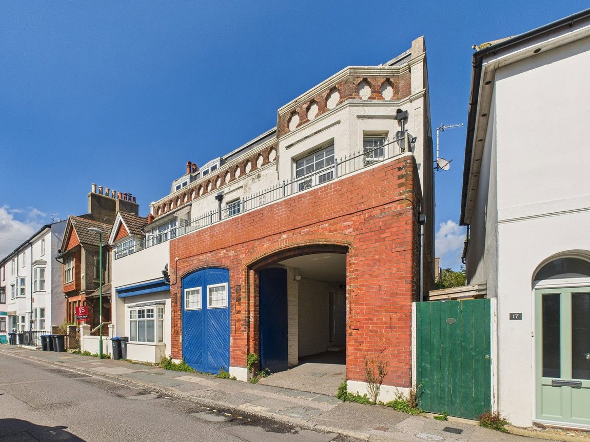 2 bedroom Flat For Sale