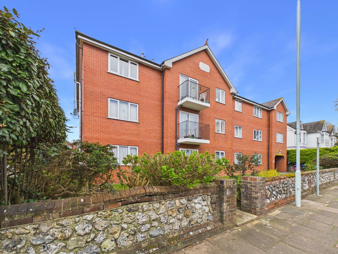 2 bedroom Flat For Sale
