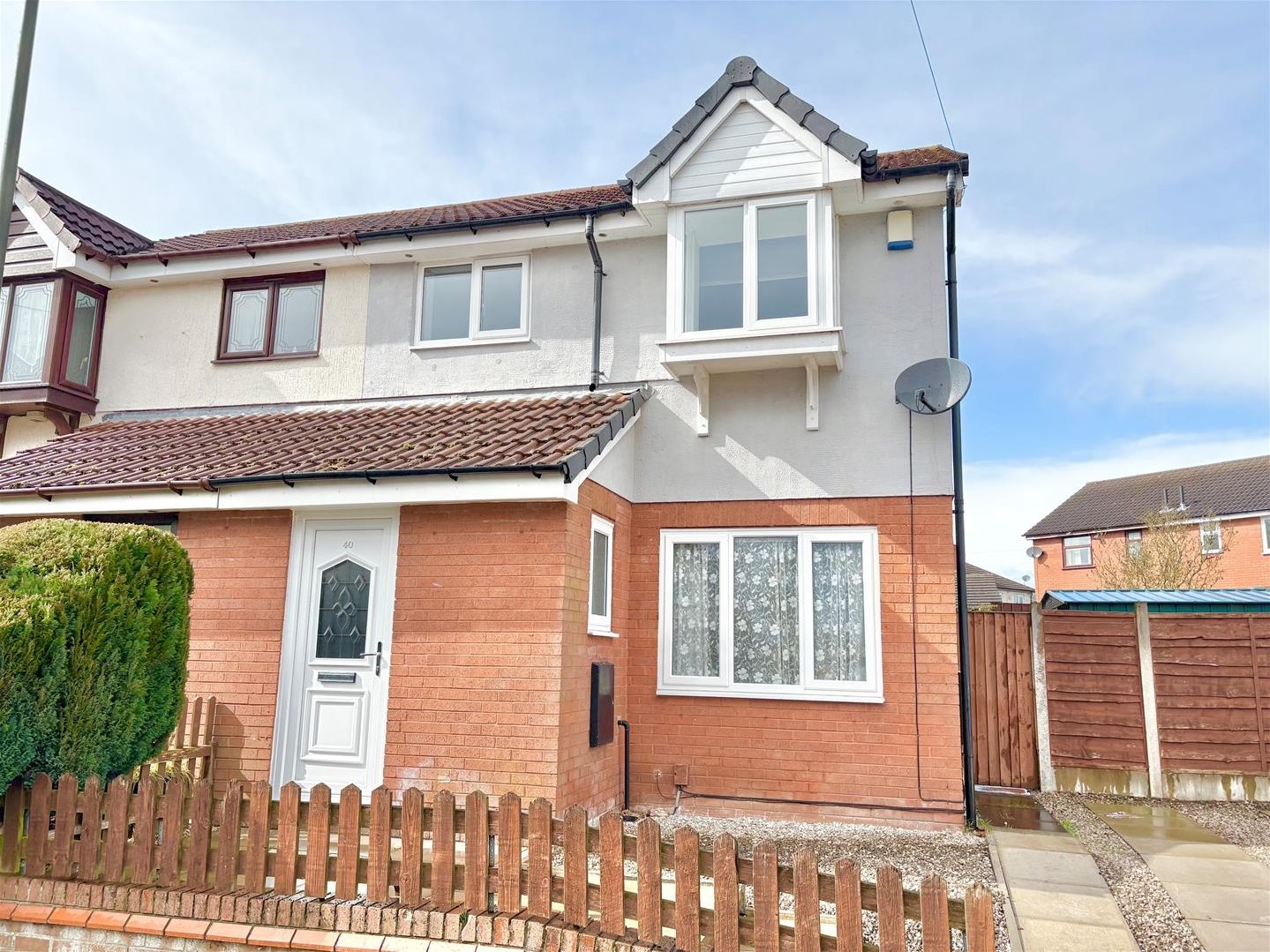 3 bedroom Semi-detached house Under Offer