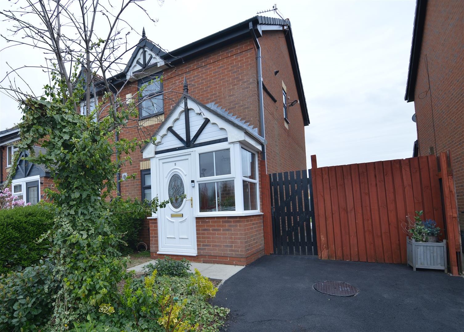 2 bedroom Semi-detached house For Sale