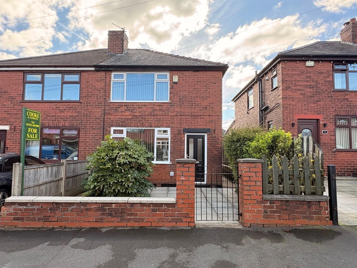 2 bedroom Semi-detached house Under Offer