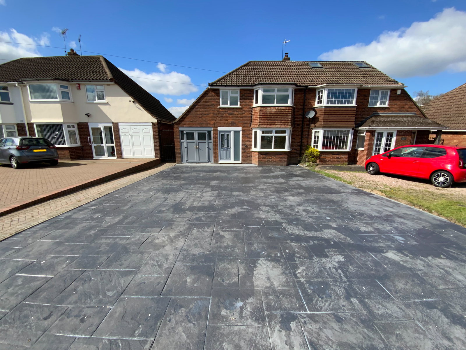 3 bedroom Semi-detached house Under Offer