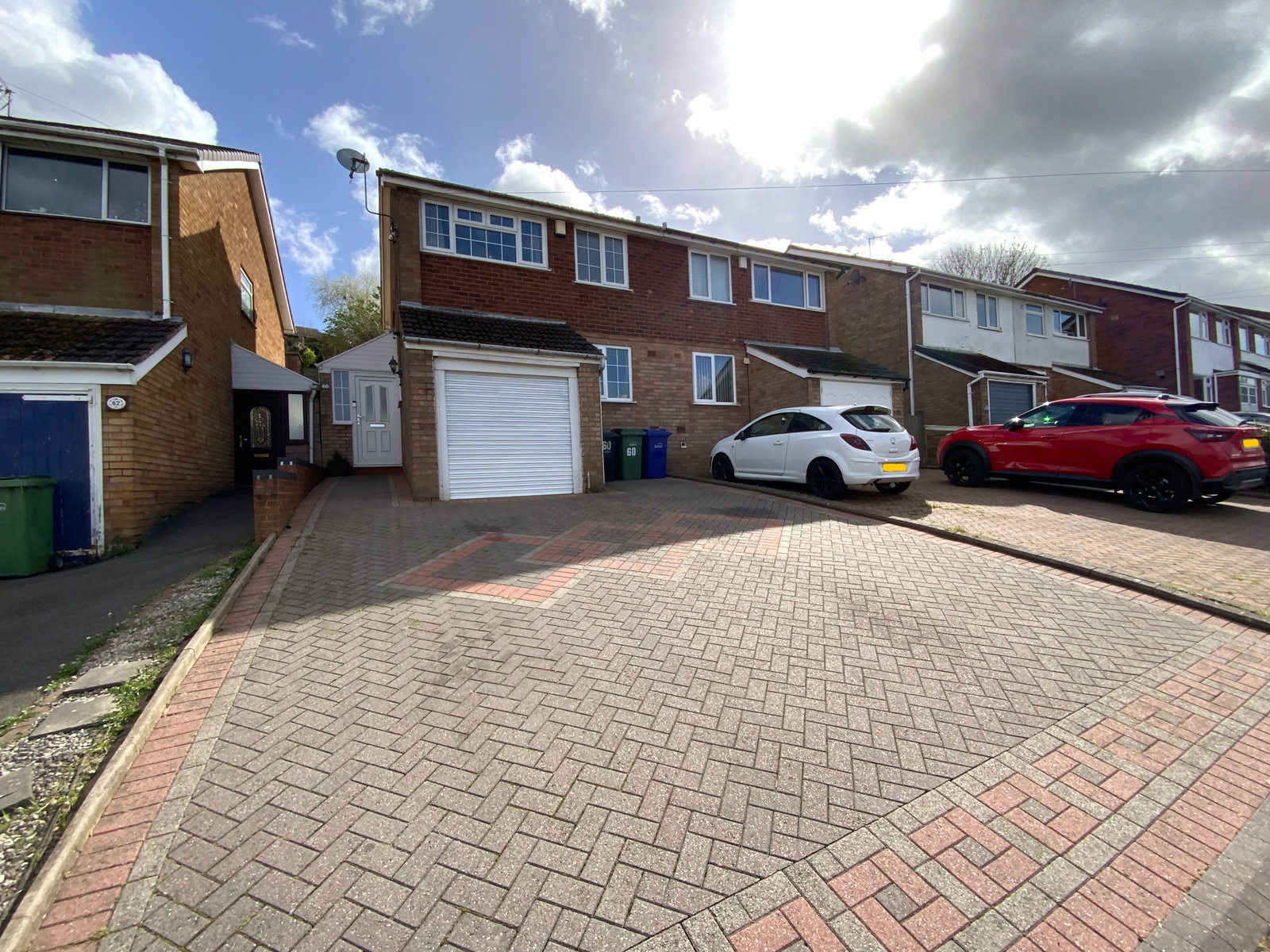3 bedroom Semi-detached house Under Offer