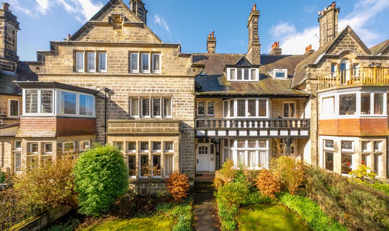 3 bedroom Flat For Sale
