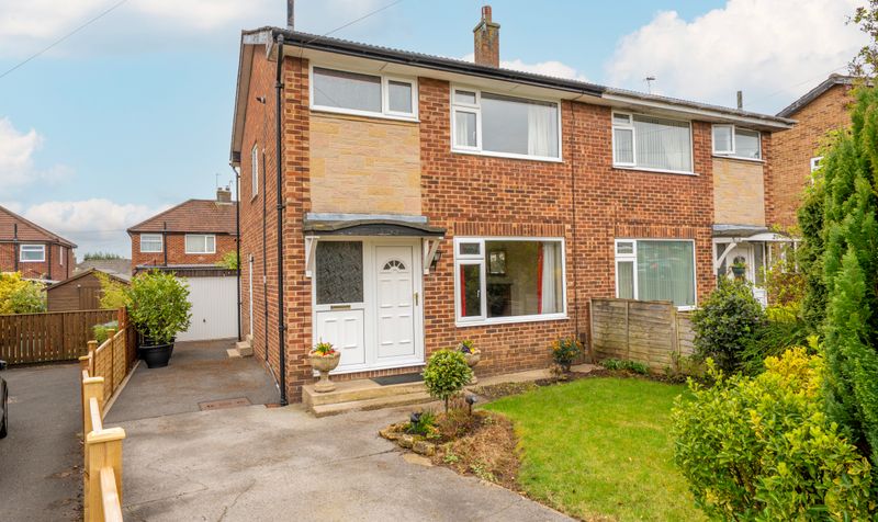 3 bedroom Semi-detached house Under Offer