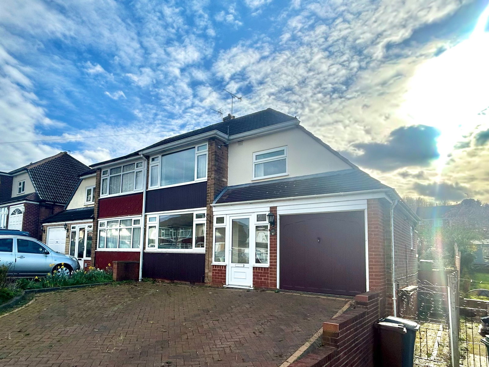 3 bedroom Semi-detached house Under Offer