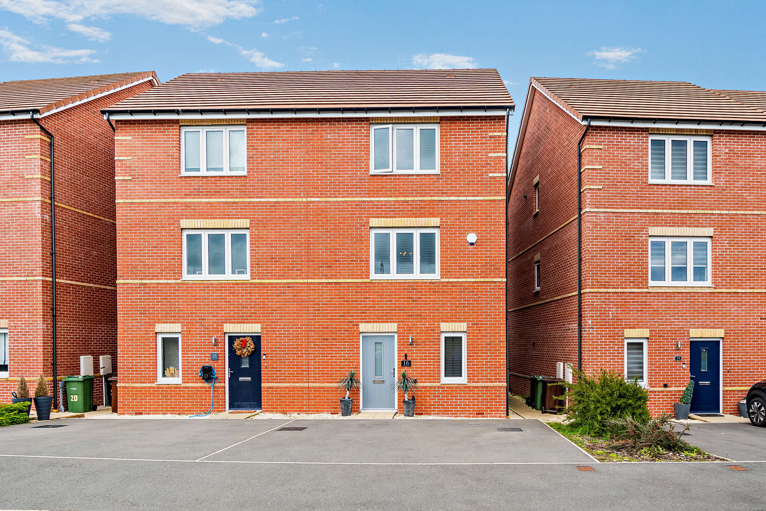 3 bedroom Semi-detached house Under Offer