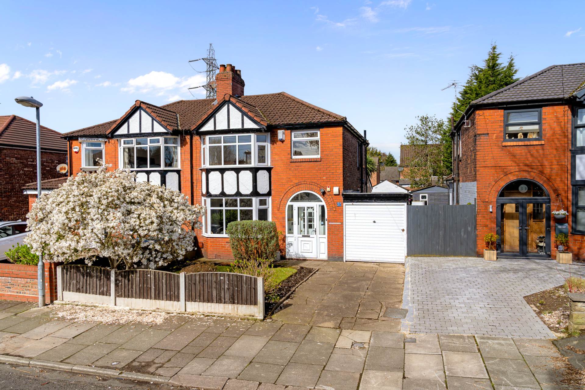 3 bedroom Semi-detached house Under Offer