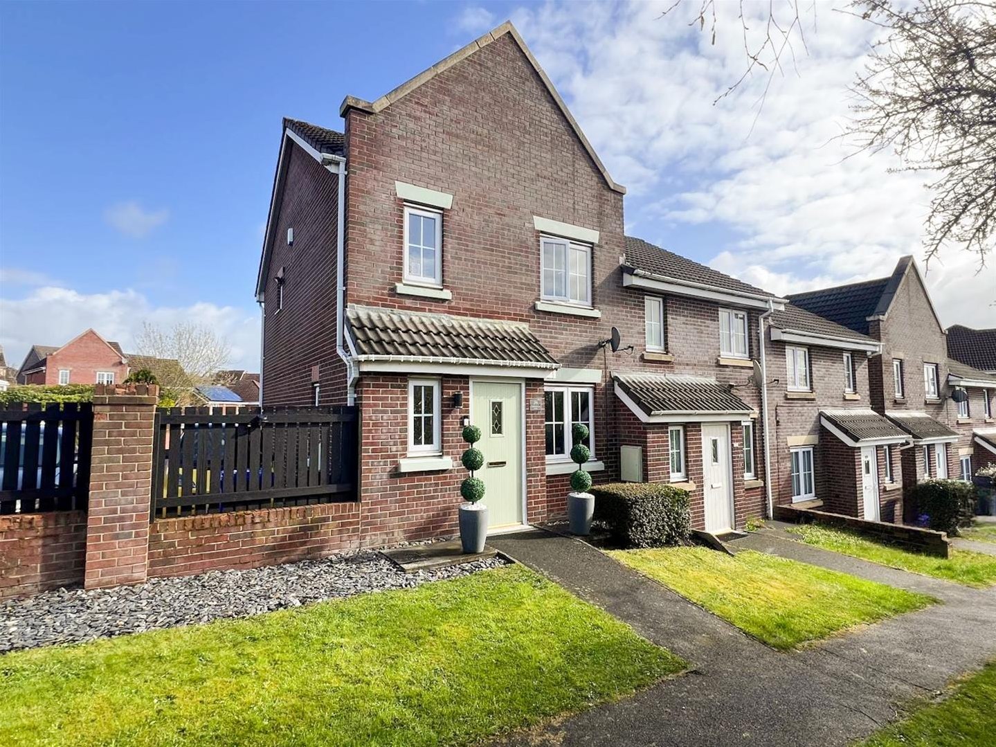 3 bedroom Semi-detached house Under Offer
