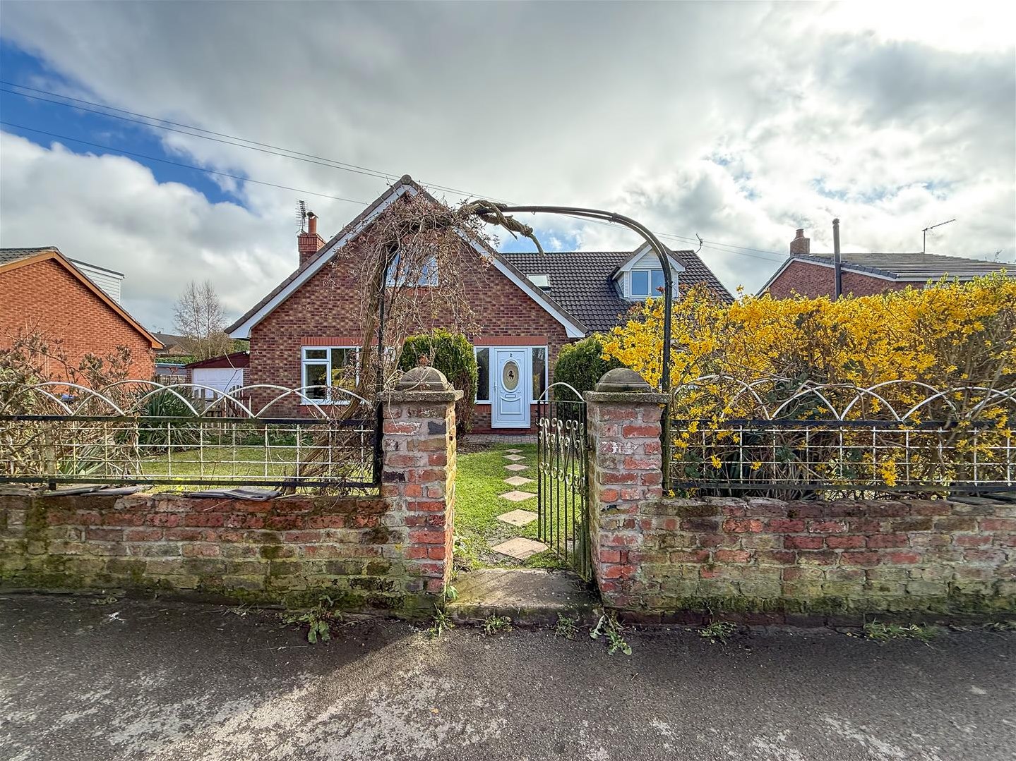 4 bedroom Link detached house Under Offer