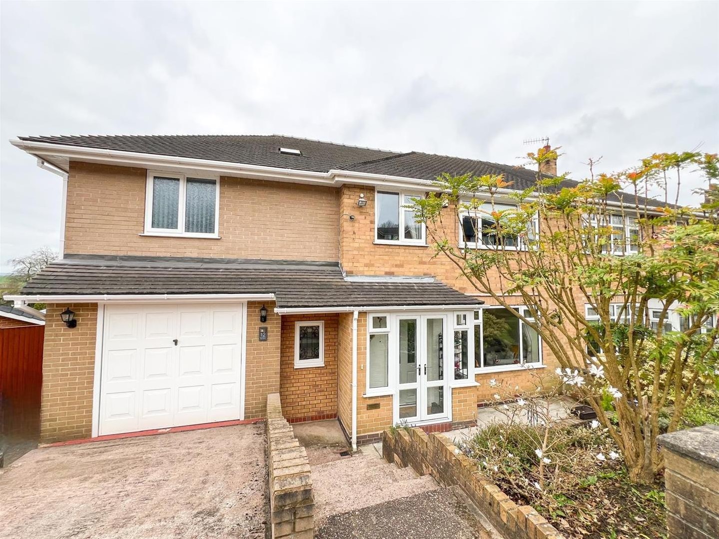 4 bedroom Semi-detached house Under Offer