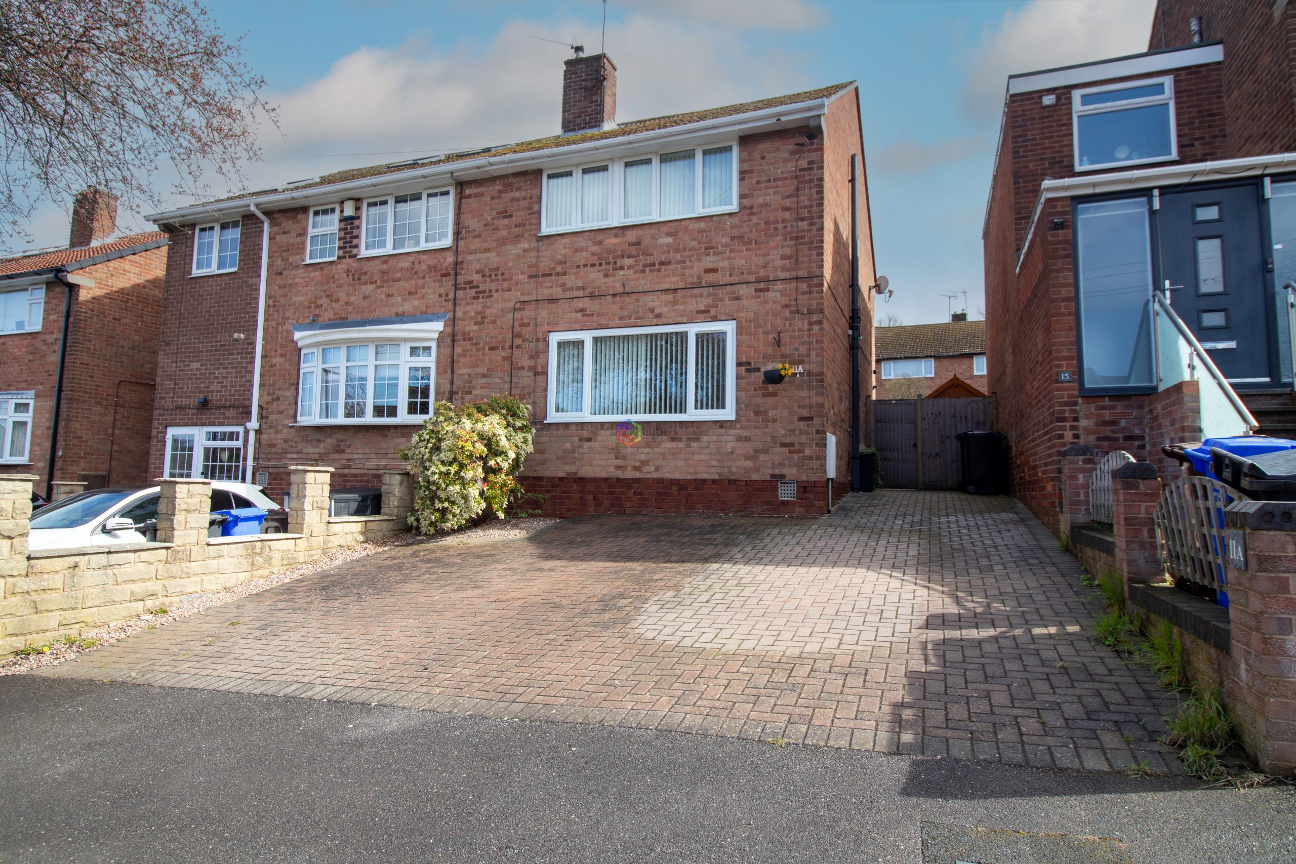 3 bedroom Semi-detached house Under Offer