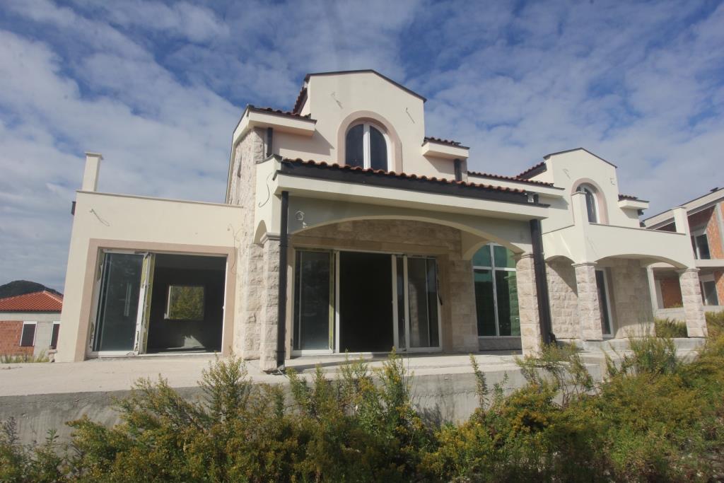 4 bedroom House (unspecified) For Sale