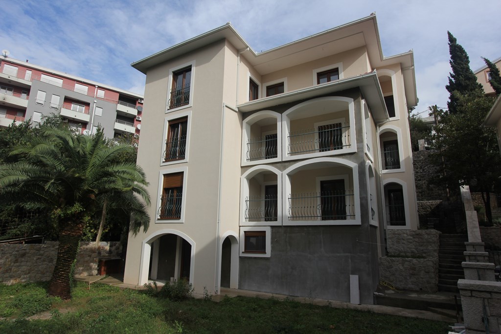 6 bedroom House (unspecified) For Sale