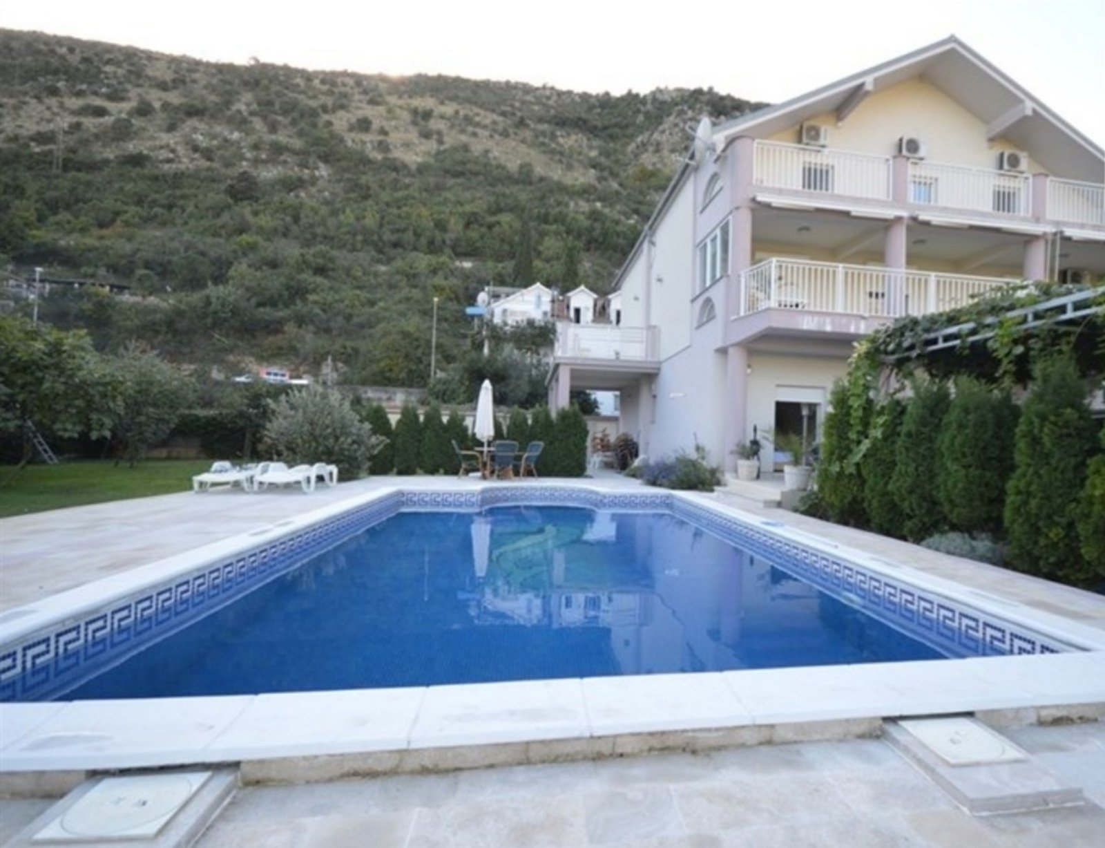 11 bedroom House (unspecified) For Sale