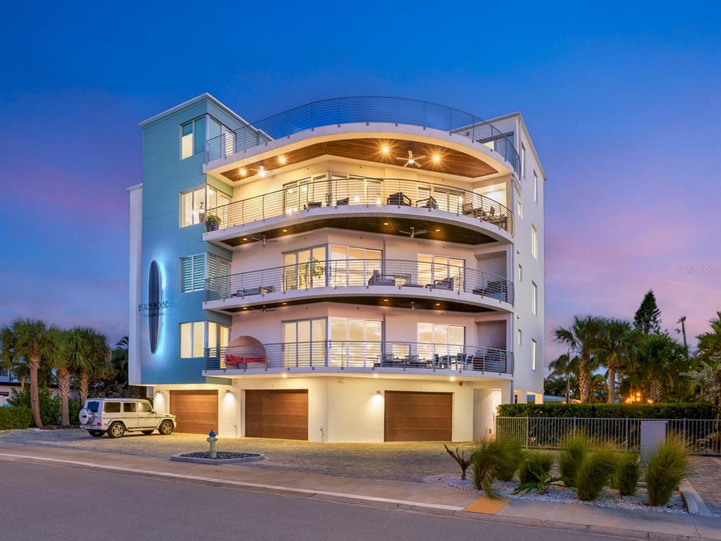 6 bedroom Apartment For Sale