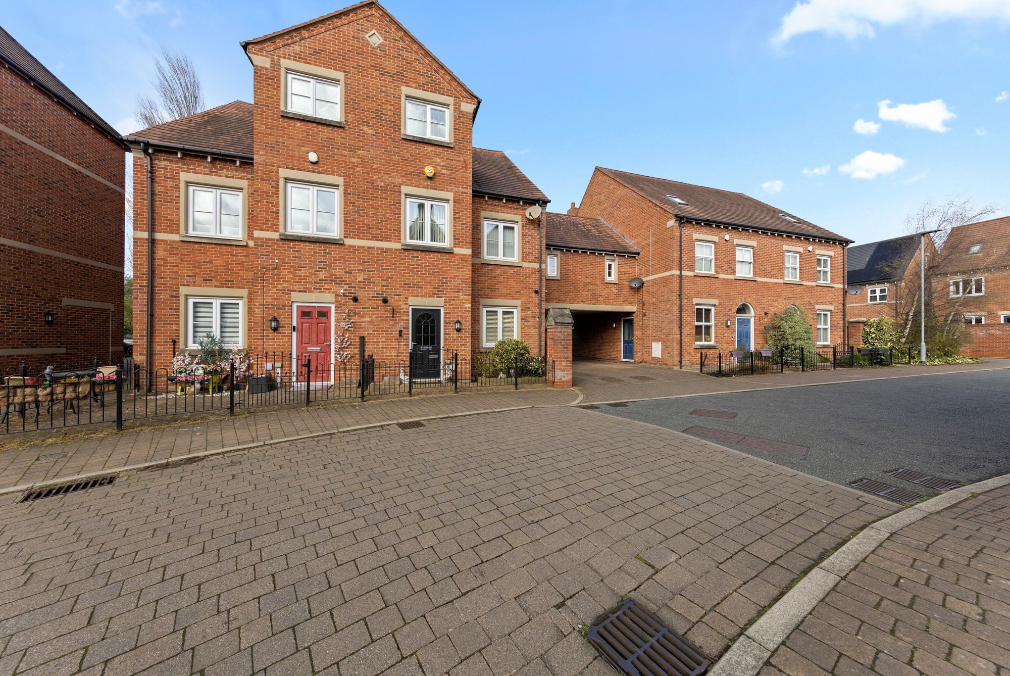 6 bedroom House (unspecified) Under Offer